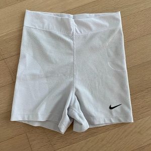 NIKE - PRO HYPERCOOL WOMEN'S 3INCH SHORTS